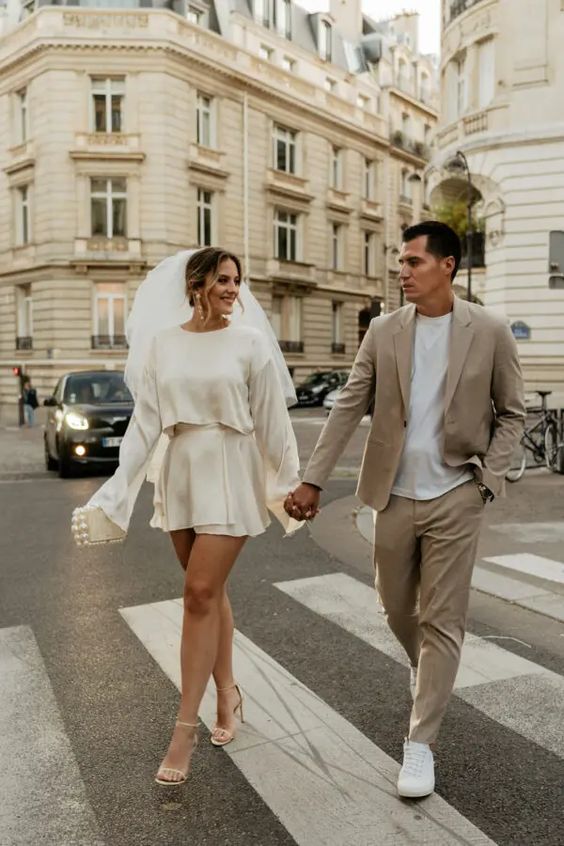 a modern groom's outfit wiht a beige pantsuit, a white t-shirt, white sneakers is a cool idea for a neutral wedding