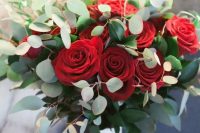 a stylish Christmas wedding bouquet of red roses and eucalyptus, it’s easy and cool and can be easily DIYed