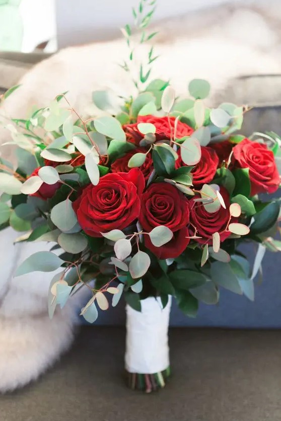 a stylish Christmas wedding bouquet of red roses and eucalyptus, it's easy and cool and can be easily DIYed