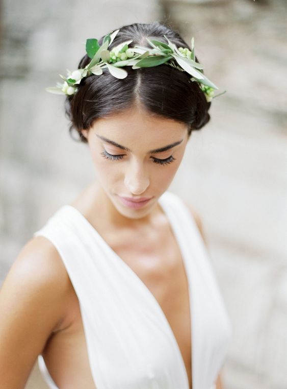 a very subtle and delicate greenery crown with berries is a refined and chic idea for a bridal look, it will match lots of bridal styles