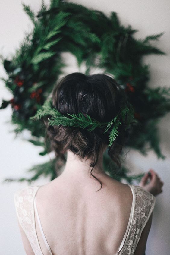 an evergreen crown is a lovely idea for a holiday or just winter wedding, it will give a fresh and cozy touch to your look