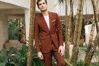 an ultra-modern groom’s look with a rust-colored suit, a white t-shirt, white sneakers is very laconic and stylish