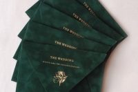 green velvet envelopes with gold printing is a very stylish and chic idea for a fall or winter wedding