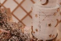 13 a pretty neutral wedding cake decorated with gold stars and moons and with a raw edge is a pretty idea for a celestial wedding