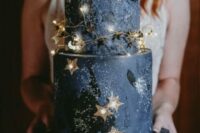 26 a fantastic navy starry night wedding cake with gold and silver glitter, shiny stars and half moon lights all over the cake