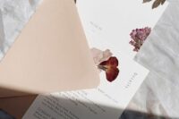 02 a beautiful pressed flower and leaf wedding invitation in a kraft paper envelope is a chic and stylish idea