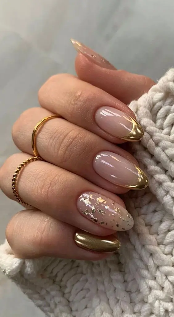 almond nails with shiny gold tips and an accent nail done with gold foil are amazing for a glam bride, they add a touch of shine