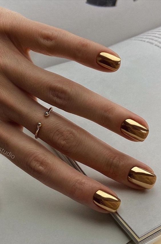 shiny glam gold wedding nails will be a perfect idea for a modern or minimalist bride who wants to add a shiny touch to the look