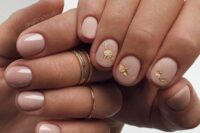 08 shiny nude and matte nails with gold leaf are amazing for a bride, they look chic, beautiful and cute