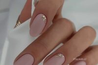 13 matte dusty pink nails with gold leaf touches are amazing for a chic and beautiful bridal look in spring or summer