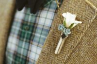 26 a green plaid shirt, a black bow tie, a beige tweed blazer and a white boutonniere for a relaxed and cozy groom’s look