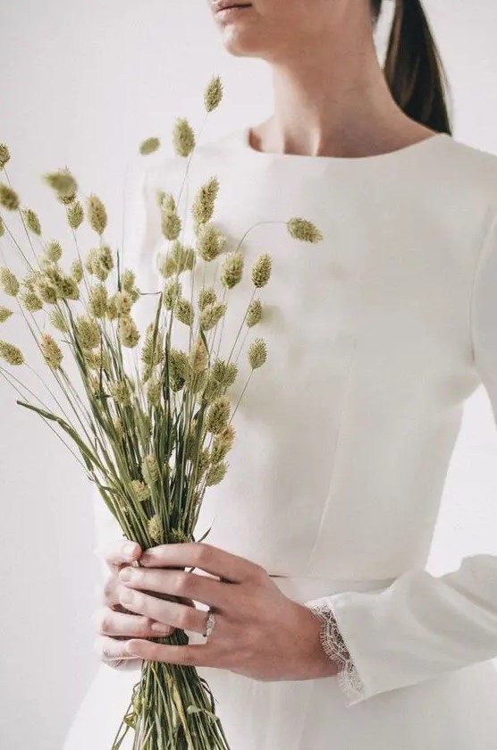 a dried grass wedding bouquet is a great idea for a minimalist bride, for a non floral wedding, and dried bouquets are super trendy