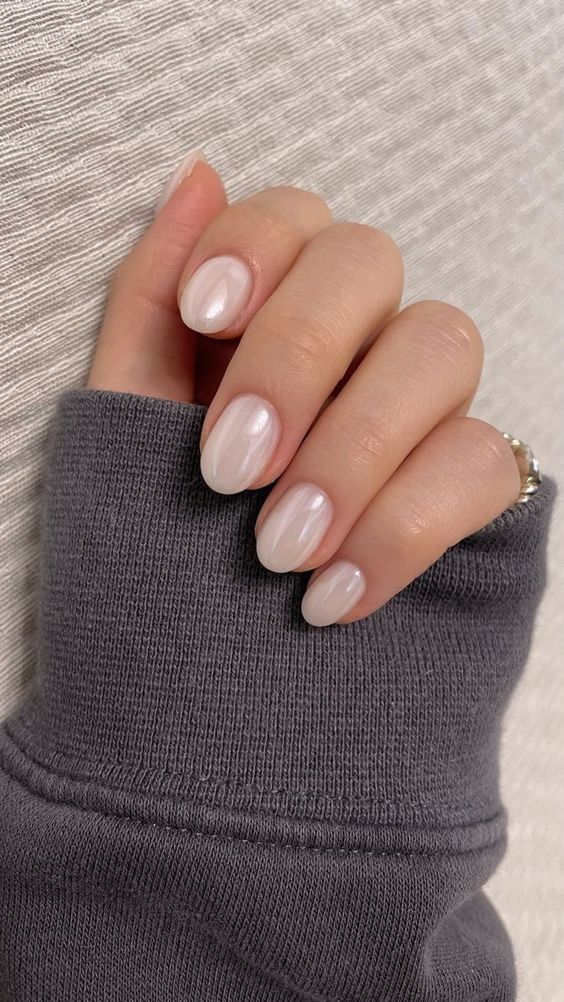 delicate pearly nails are amazing for a chic and glam bridal look, they look subtle and very girlish