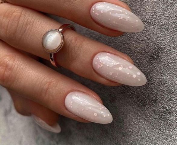 nude bridal nails done with pink sparkles look chic, stylish and very romantic and add a glam touch to the look