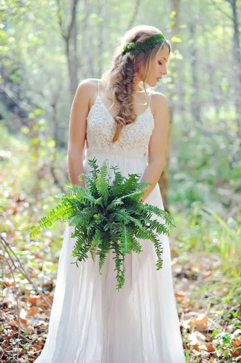 a fern wedding bouquet is a lovely idea for a woodland wedding, it's easy to compose, just give it a bit of dimension