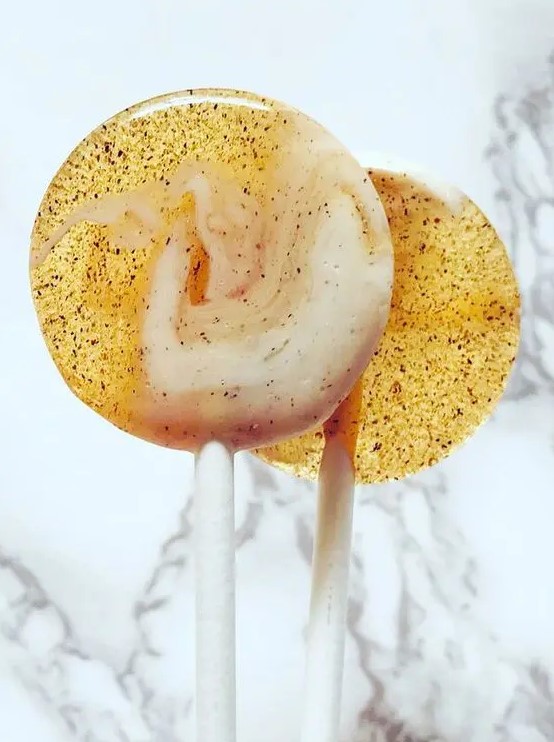 delightful gold glitter swirl lollipops are a great idea for a summer or fall wedding or for a glam celebration with touches of gold