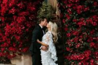 15 a jaw-dropping wedding arch of living deep red blooms growing here is a fantastic solution for a refined and lush fall wedding