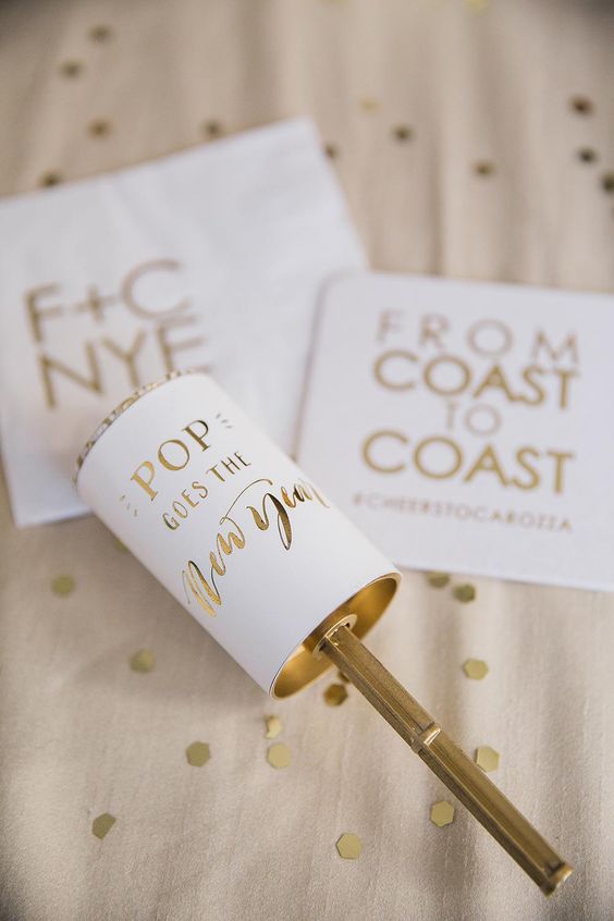 such glam wedding favors in gold and white will be a great solution for a NYE wedding
