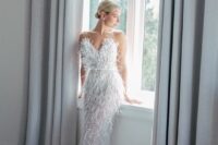 37 a jaw-dropping feather embellished wedding dress with a sweetheart neckline and a train is amazing for an art deco bride