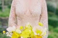 39 a bright yellow wedding bouquet with nude roses, billy balls and yellow and creamy flowers is a very chic and stylish idea