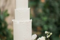 a white wedding cake with a bit of texture and a raw edge is a lovely solution for a summer or fall minimalist wedding
