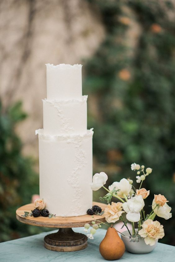 a white wedding cake with a bit of texture and a raw edge is a lovely solution for a summer or fall minimalist wedding