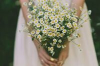 65 a daisy wedding bouquet is an amazing idea for a wildflower or rustic bride, for a woodland or boho one and looks cool
