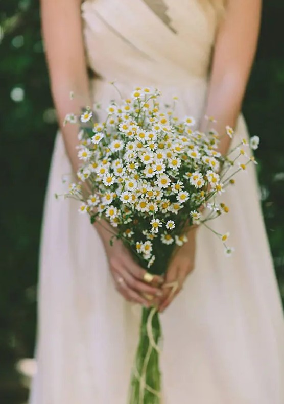 a daisy wedding bouquet is an amazing idea for a wildflower or rustic bride, for a woodland or boho one and looks cool
