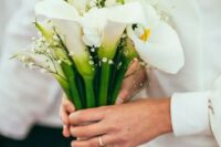 a pretty and chic wedding bouquet of white calla lilies and white baby’s breath is a chic and cool idea for a wedding