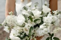 02 a beautiful all-white wedding bouquet with lisianthus, campanula, lace flower, clematis, spirea, cosmos sister honey