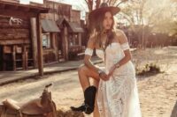 08 a boho rustic bridal outfit with a strapless boho lace wedding dress, a brown hat and black cowgirl boots, chic boho accessories