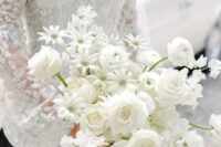 25 a pretty white wedding bouquet of roses and chamomiles is an unusual idea for a modern bride