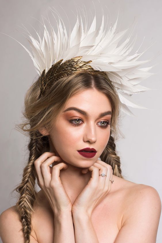 a unique bridal crown with white feathers and gold ones is a catchy and lovely bridal accessory to rock