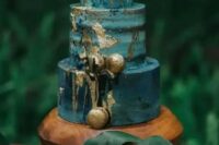 a gorgeous blue wedding cake design