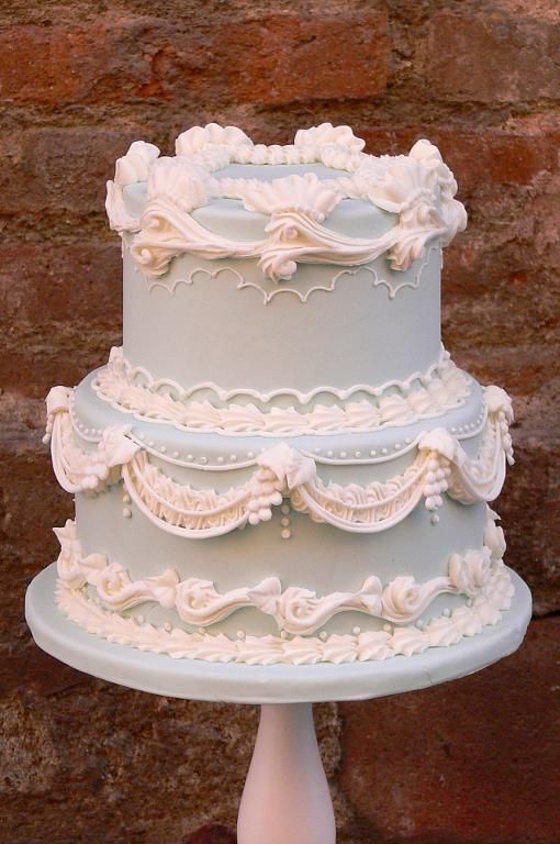 a chic blue and white lambeth wedding cake with sugar detailing is a lovely idea for a spring wedding with a trendy feel