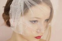 a mini veil with beads decorating it is a chic and lovely idea for a romantic bride
