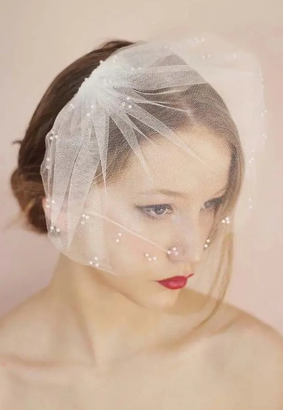 a mini veil with beads decorating it is a chic and lovely idea for a romantic bride