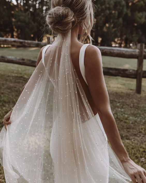a veil embellished with tiny pearls is a fresh idea to wear pearls at a wedding, it looks glam and chic