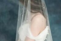 an ethereal pearly veil is a very romantic and chic idea to wear pearls in a modern way