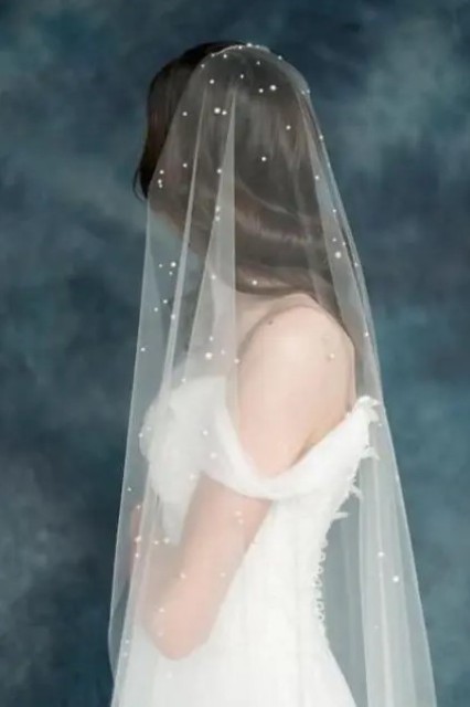 an ethereal pearly veil is a very romantic and chic idea to wear pearls in a modern way