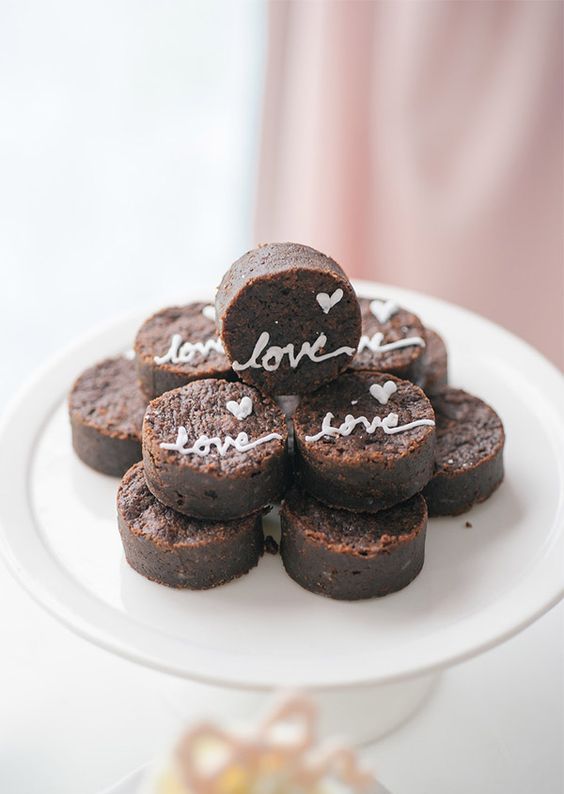round brownies with calligraphy are a great and very stylish alternative to a usual wedding cake