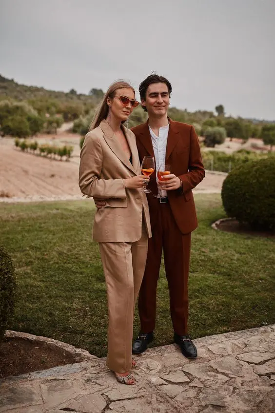 a rust-colored pantsuit, a white shirt and black shoes can be a nice solution for a fall wedding and is good for other seasons, too