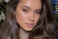 a beautiful nude makeup with a nude lip, pink eyeshadow, a touch of blush and highlighter looks very fresh