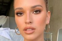 a bronzy summer makeup with brown eyeshadow, a glossy nude lip, a touch of blush looks fresh and sun-tanned