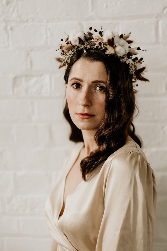 a delicate neutral dried flower crown with cotton, twigs, herbs and lagurus is a stylish idea for a bride who loves neutral