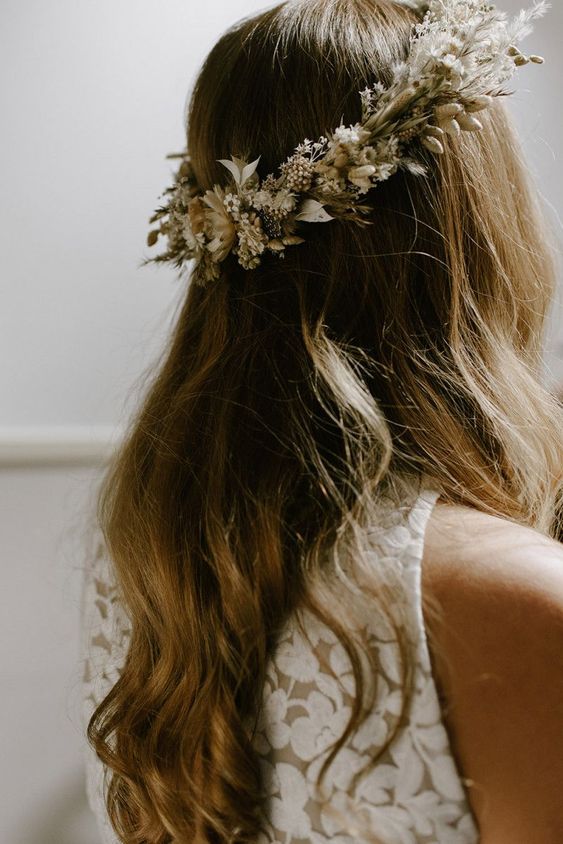 a neutral dried flower and leaf crown is a cool idea for a neutral boho wedding, it looks chic and cool