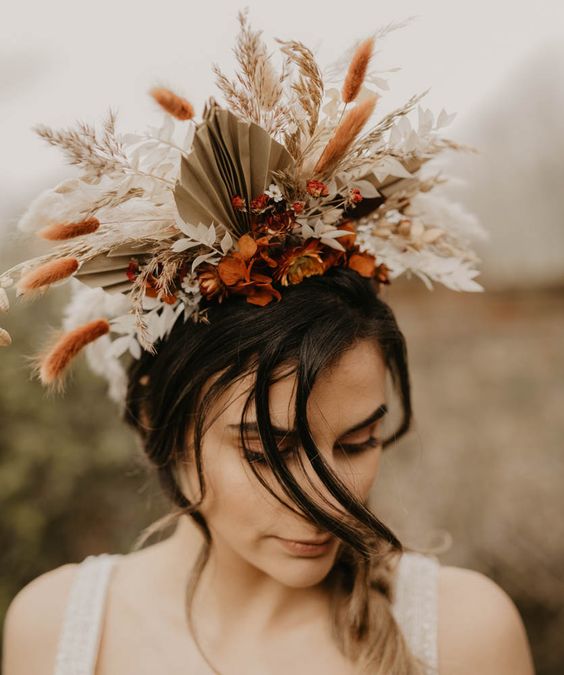 an oversized dried flower crown with fronds, leaves, lagurus and herbs is a fantastic idea for a fall bride