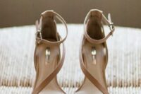 02 a stylish nude strappy shoes with ankle straps are amazing for rocking them at the wedding, they will add chic to your look (3)