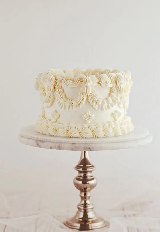 a delicate ivory lambeth wedding cake with no other details than sugar patterns is amazing for a refined neutral wedding
