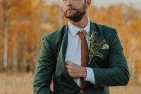 14 a bold green pantsuit, a white shirt, a brown tie and a lush greenery boutonniere are a cool combo for a fall wedding